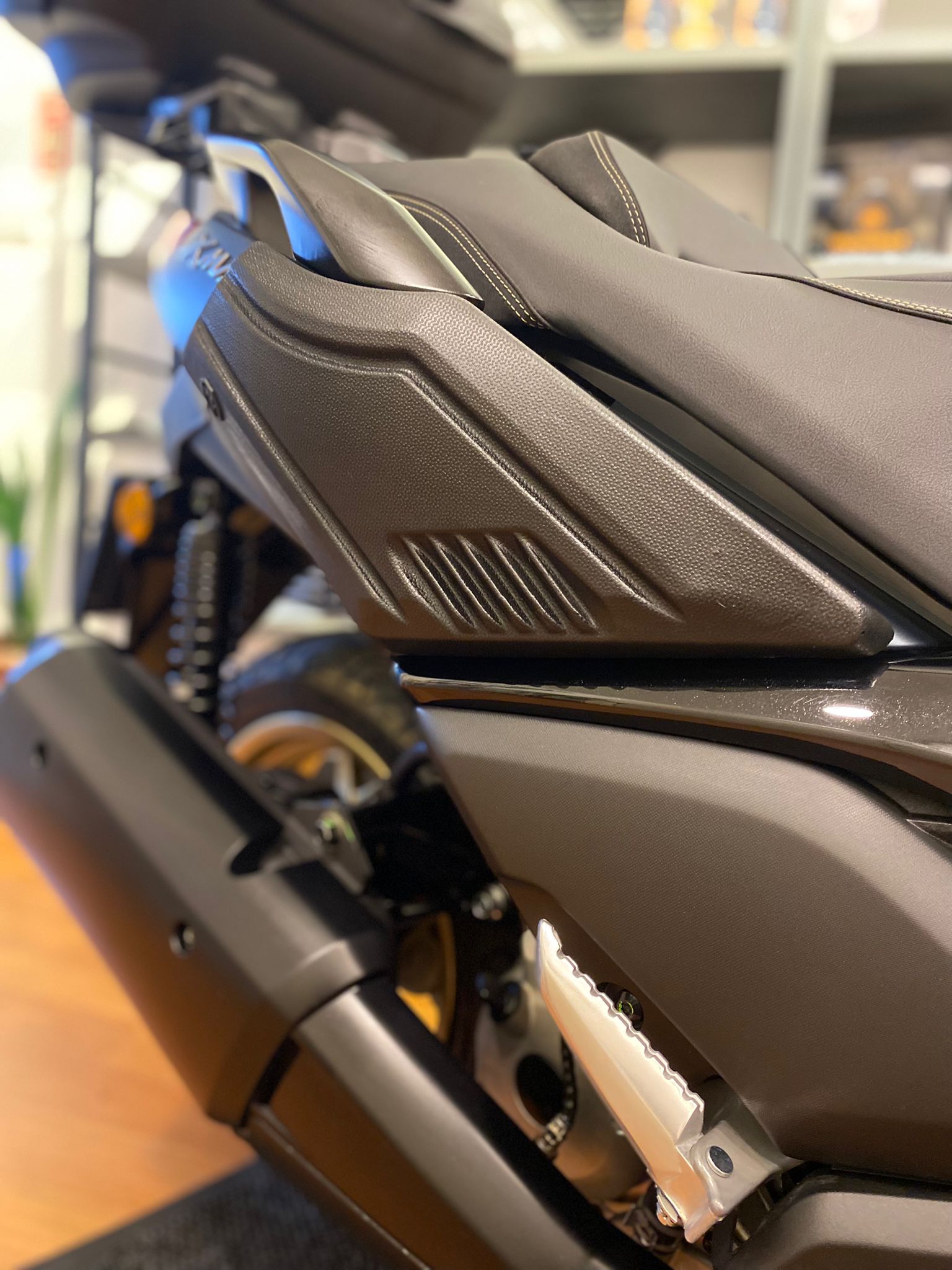 MODİMOT YAMAHA XMAX 250 SELE ALTI KORUMA (EN SON KASA ELEKTRONİK GÖSTERGE)